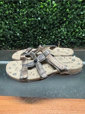 Taos Footwear Metallic Bronze T-Strap Sandals